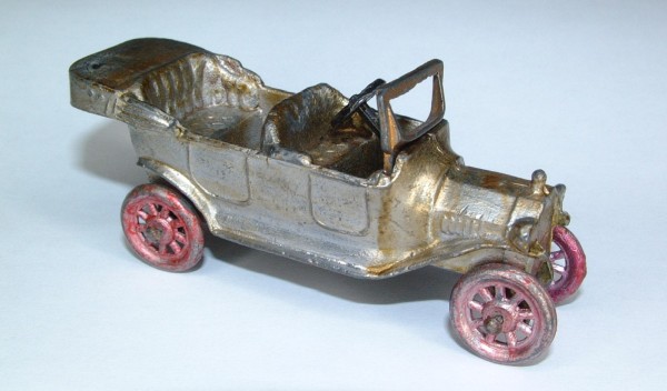 Tootsietoy Model T Ford - first version with headlights and plated finish